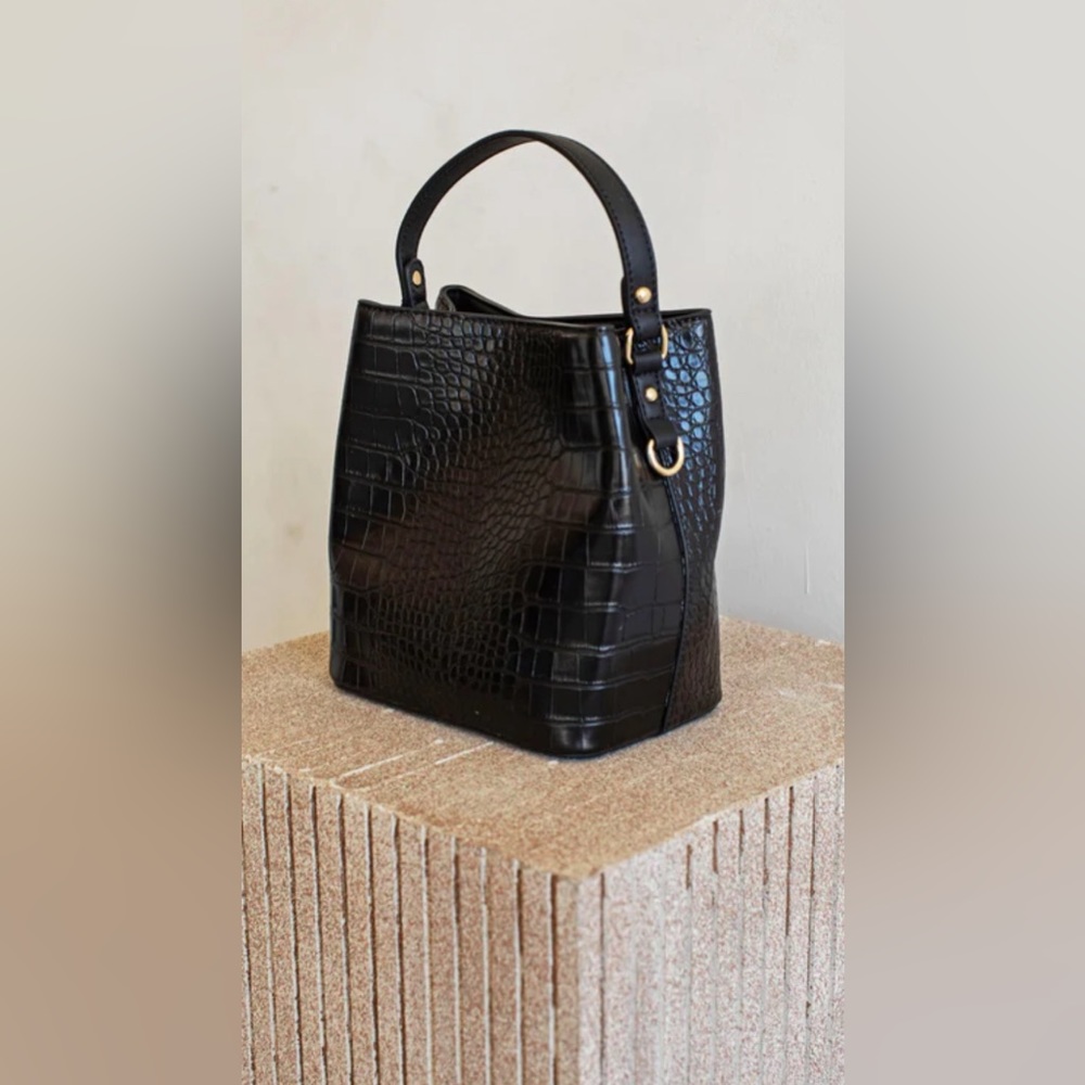 Chic Black Crocodile-Embossed Shoulder Bag
